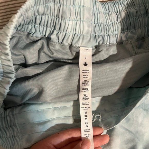 Lululemon Hotty Hot Short High Rise 2.5" Size 8 - Picture 3 of 5